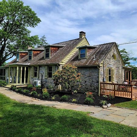 Downingtown Manor - 1900S Farmhouse With Creek Views Buitenkant foto