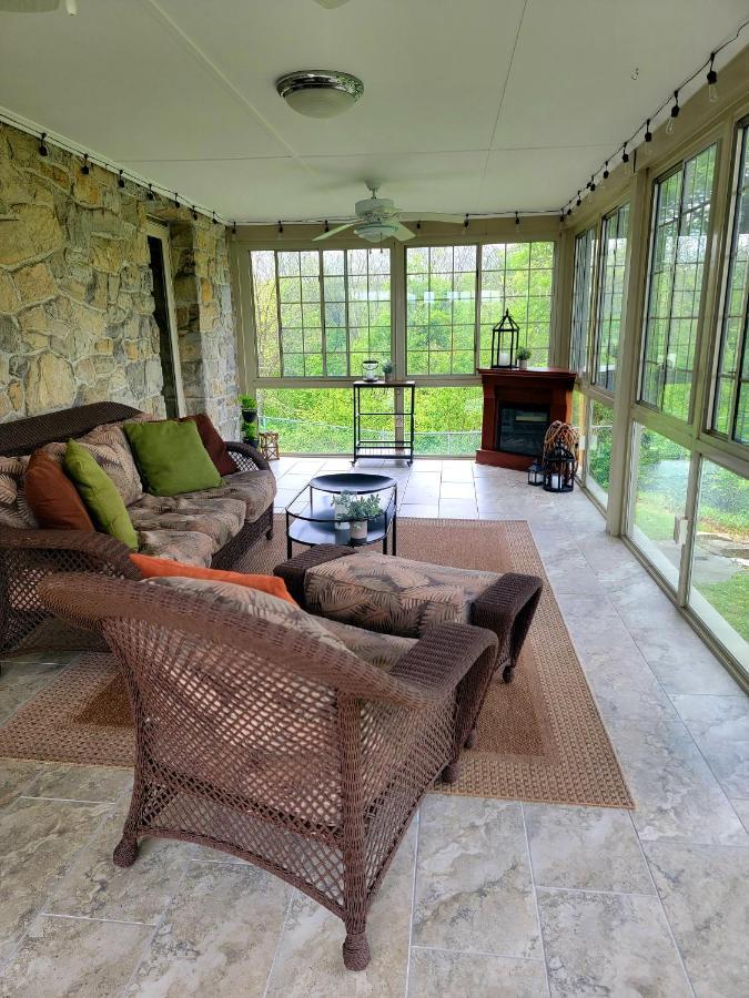 Downingtown Manor - 1900S Farmhouse With Creek Views Buitenkant foto