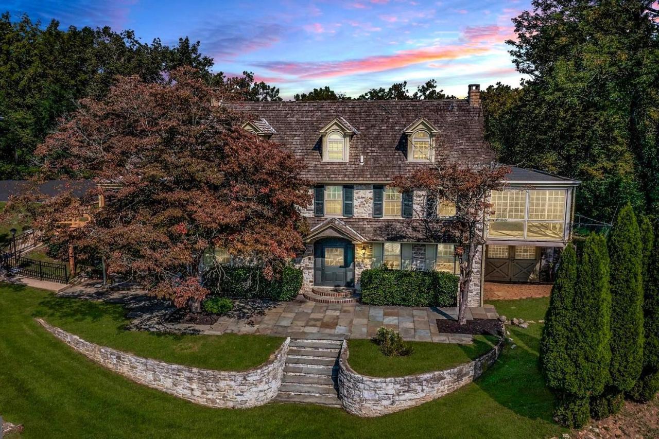 Downingtown Manor - 1900S Farmhouse With Creek Views Buitenkant foto