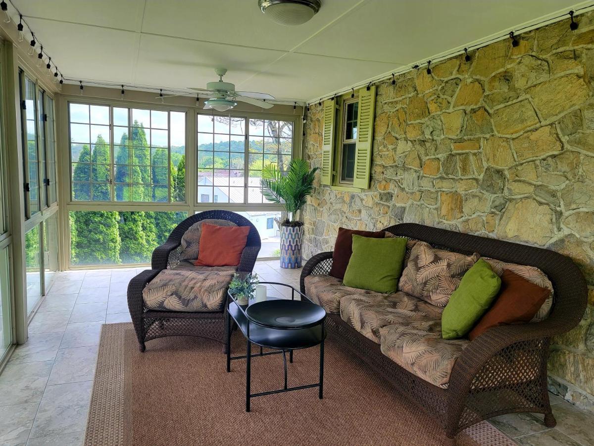 Downingtown Manor - 1900S Farmhouse With Creek Views Buitenkant foto